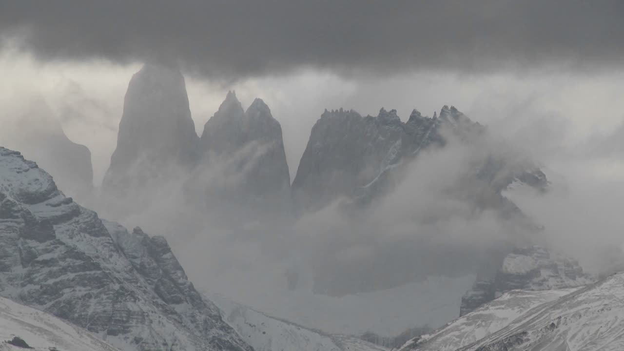 un hermoso lapso de tiempo de nubes moviéndose sobre las montañas en torres del paine patagonia argentina