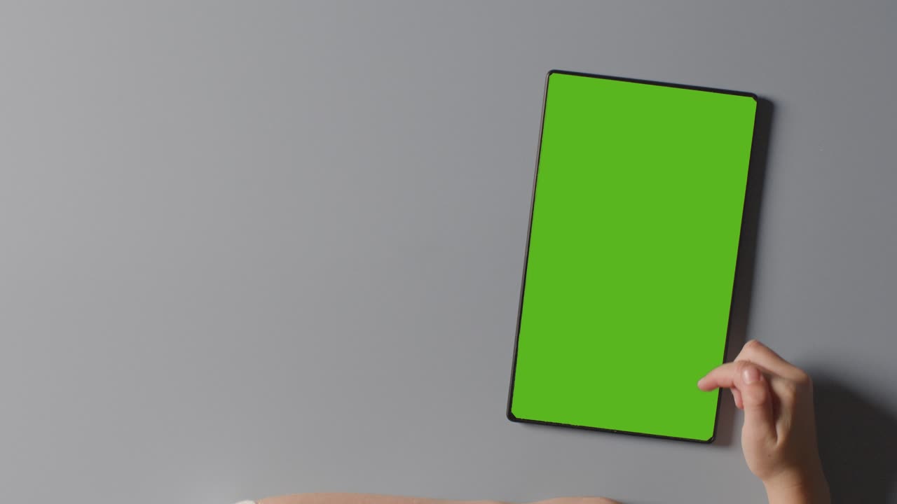 tomada de estudio de cerca de un niño usando una tableta digital de pantalla verde 2