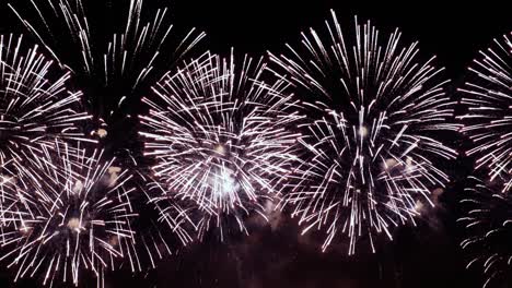 Buntes-Feuerwerk-Explodiert-Am-Nachthimmel.-Feiern-Und-Events-In-Leuchtenden-Farben.