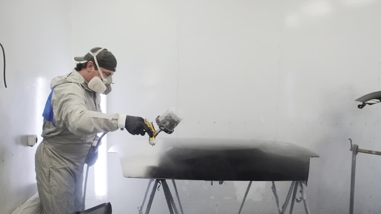 Pintura de coches en una cabina de pintura