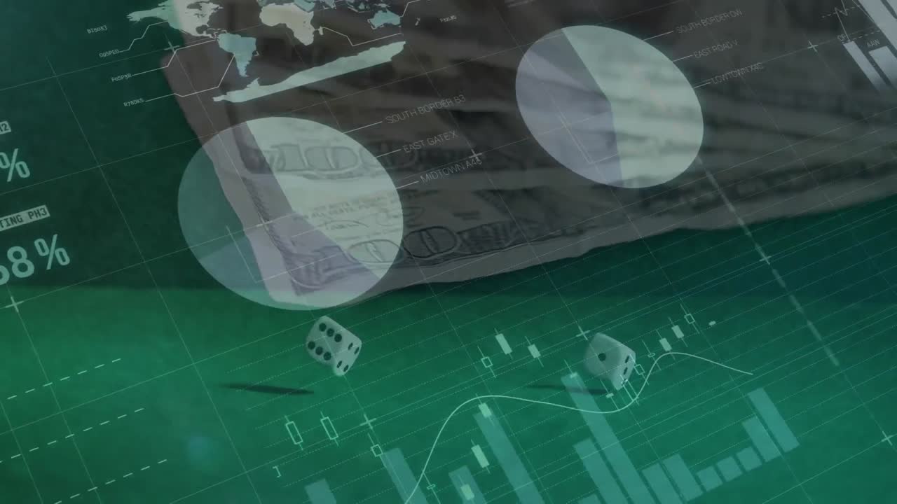 animación del procesamiento de datos financieros sobre dados y billetes de dólares estadounidenses en fondo verde