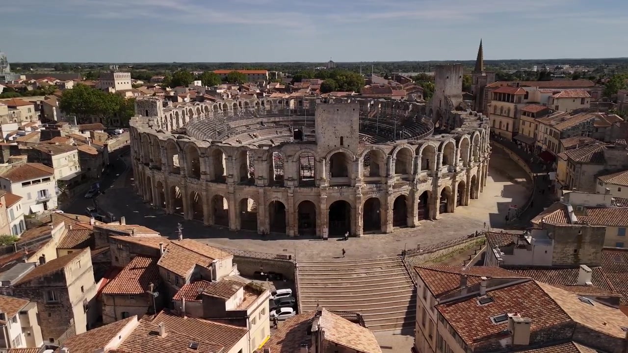 Vidéo aérienne de paysage par drone de l'amphithéâtre romain d'Arles du 1er siècle dans le sud de la France