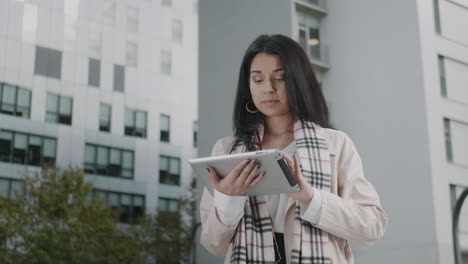 mujer de negocios trabajando en una tableta digital en la ciudad