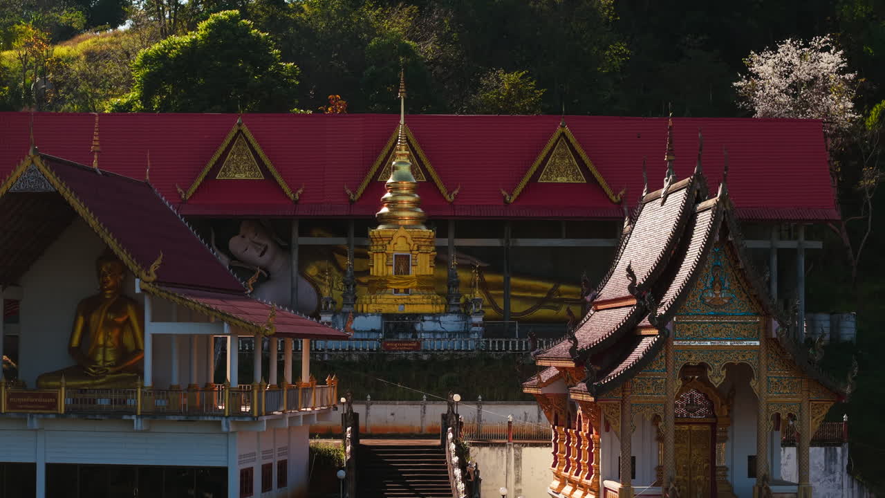 Tempio con pagoda dorata e Buddha disteso