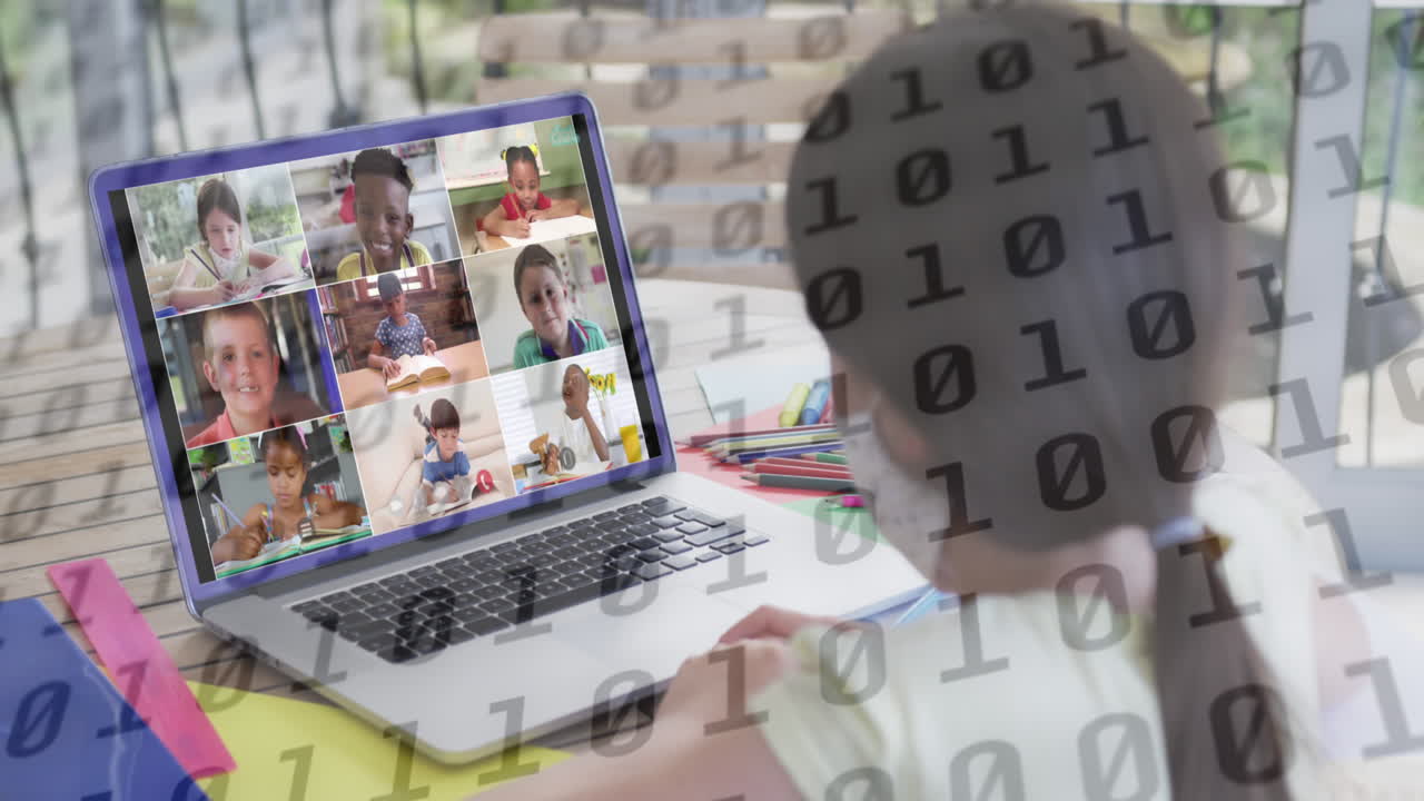 animación de codificación binaria sobre una colegiala haciendo una videollamada escolar con escolares