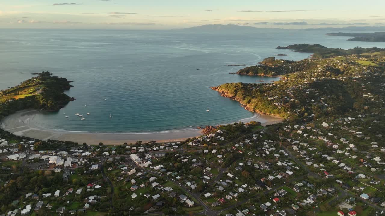 Oneroa landsby og hus nær stranden på Waiheke Island under solnedgang, flyfoto