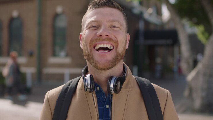 ritratto in slow motion di un affascinante uomo caucasico che ride felice sullo sfondo urbano