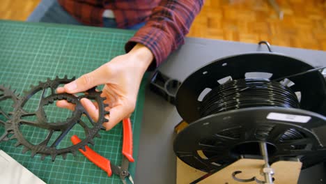 mecánico comprobando los anillos de la cadena en el taller 4k