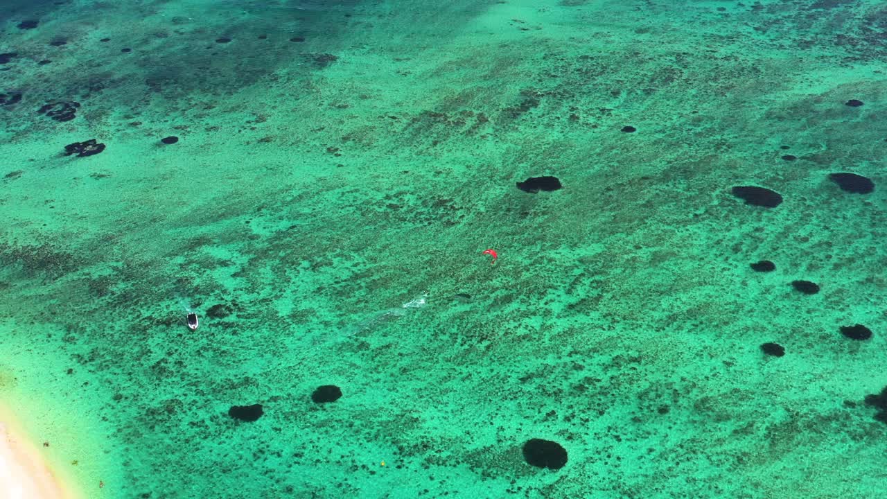 모리셔스의 르몬 주변 맑은 열대 바다에서 카이트 서퍼의 공중 전망