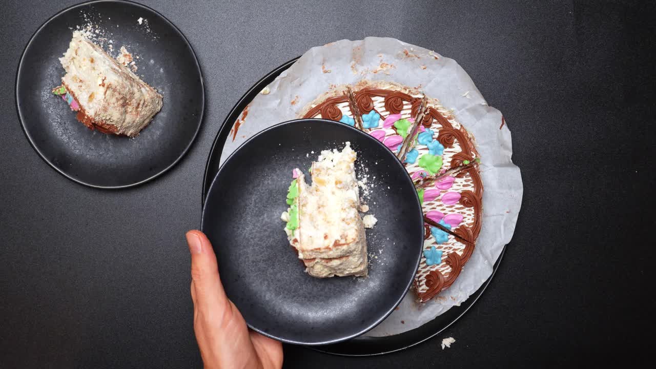 Fetta di torta servita su un piatto. Fetta di torta alla crema servita accanto al resto della torta tagliata
