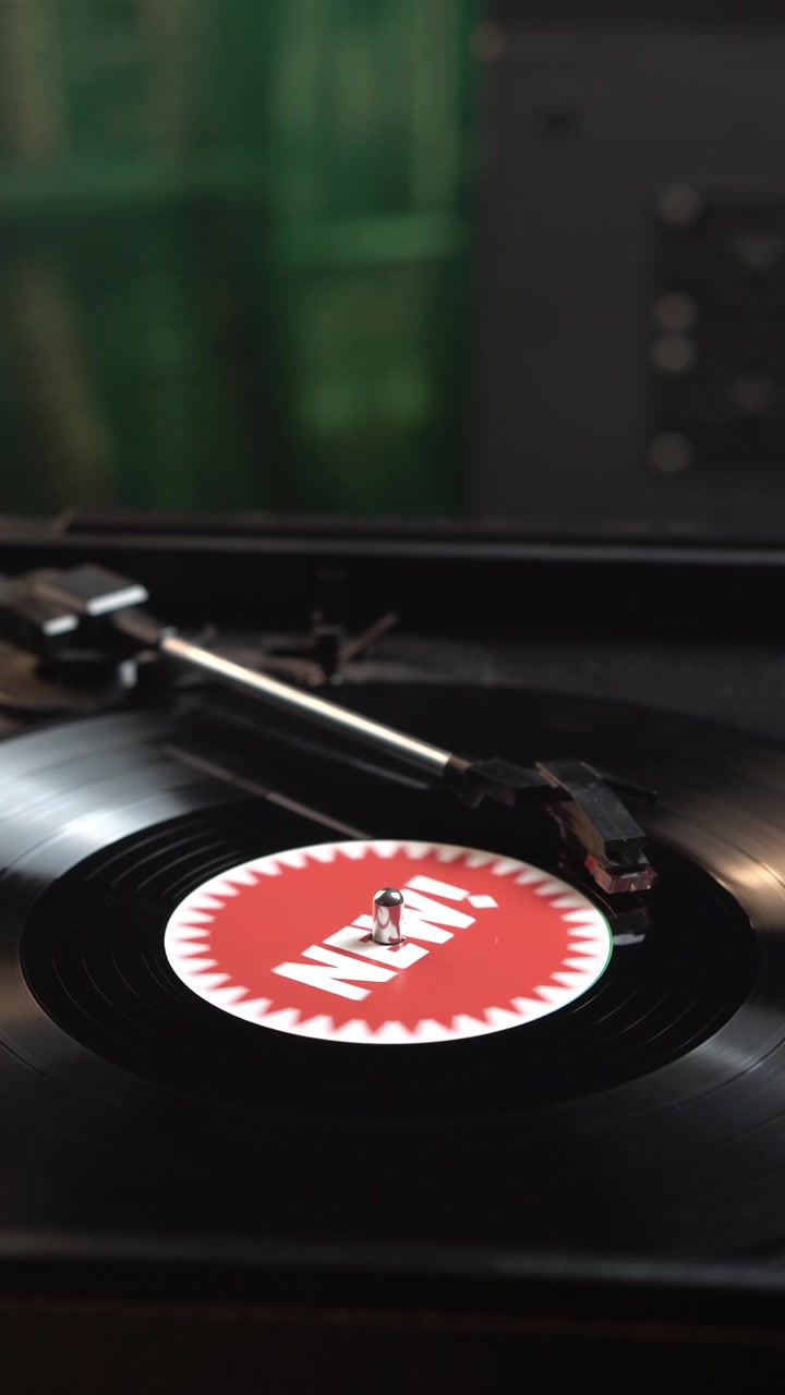Vista verticale di disco in vinile con nuova musica, riproduzione con arresto automatico su giradischi