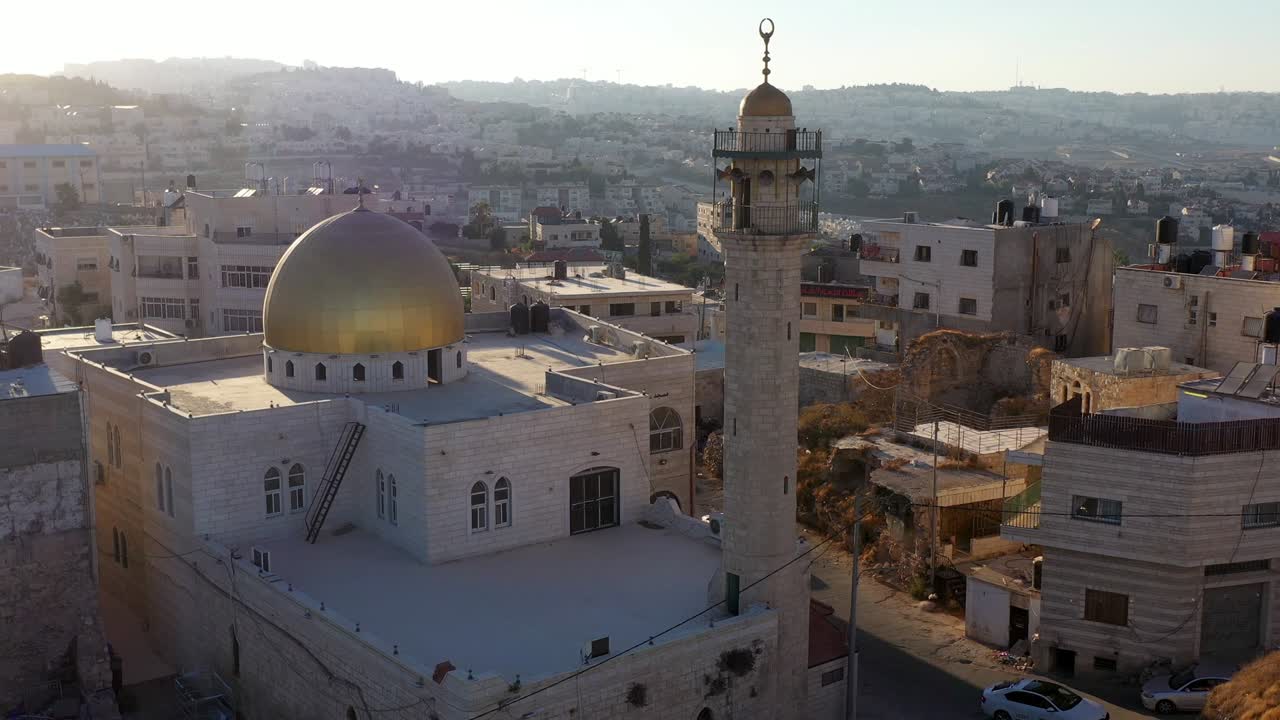 la cúpula dorada de mosue en el campamento de refugiados de anata, palestina, israel, aérea