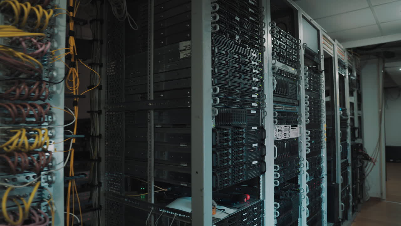 sala de servidores llena de equipos. en modo de operación