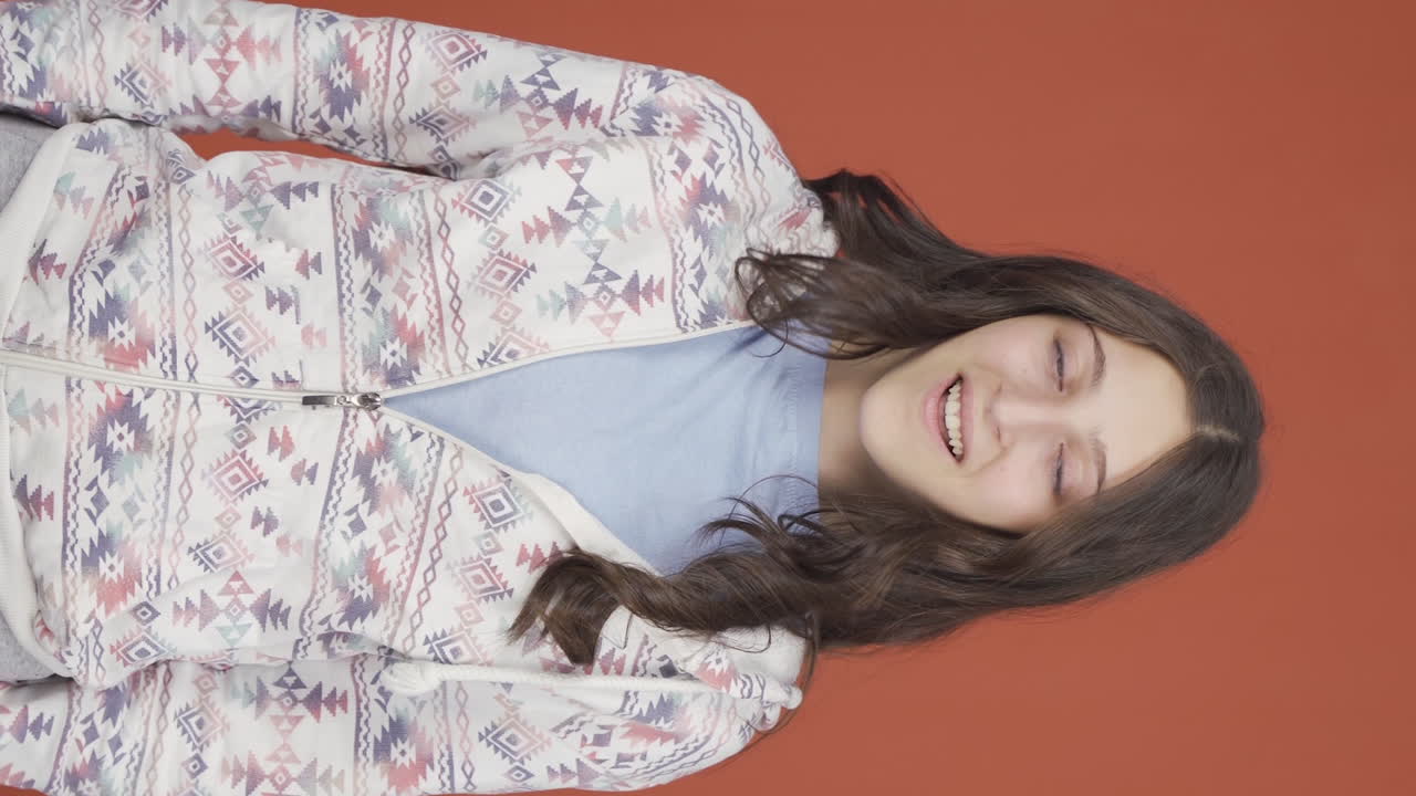 video vertical de una mujer joven mirando a la cámara con asombro.