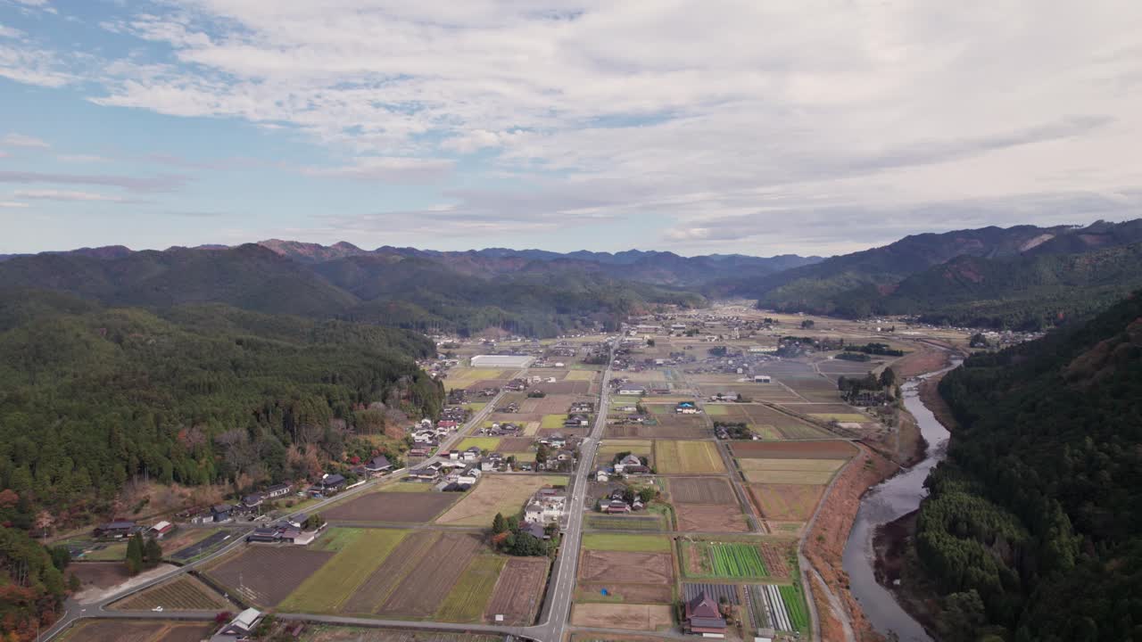 paisaje panorámico de los campos agrícolas japoneses de keihoku norte de kioto casas rurales, valle de montaña, fondo del horizonte