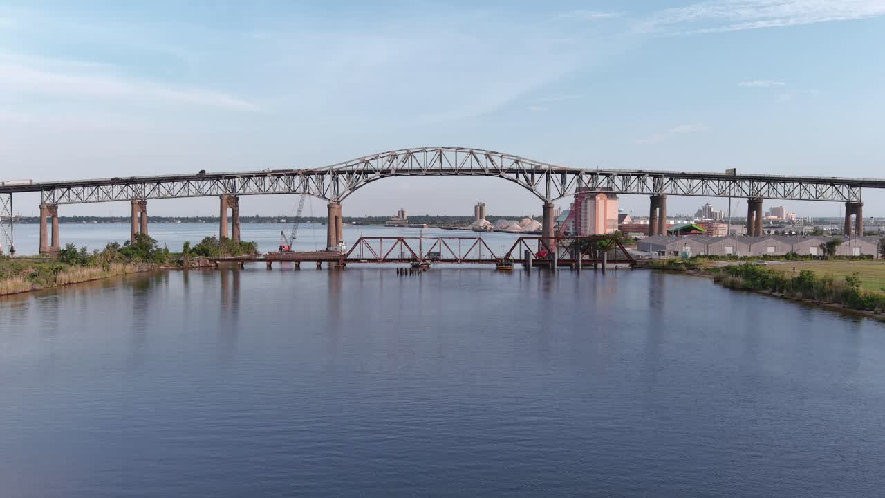 루이지애나주 레이크 찰스에 있는 칼카슈 강 다리 위를 여행하는 자동차의 공중