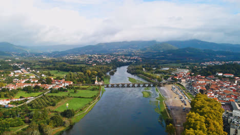 Atemberaubende-4K-Drohnenaufnahmen-Aus-Der-Luft-Eines-Dorfes-–-Ponte-De-Lima-Und-Seine-Ikonische-Steinbrücke-über-Den-Fluss-Lima