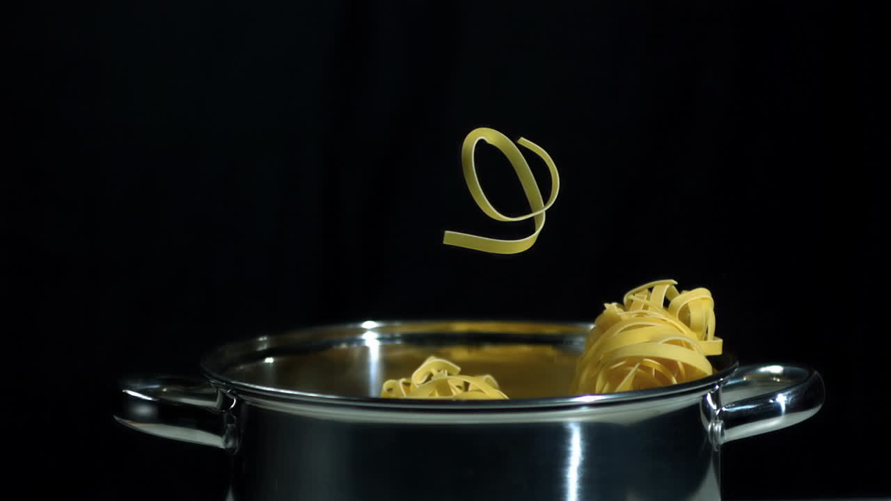 tagliatelle cayendo en la sartén
