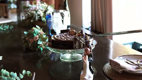 pastel de chocolate siendo cortado por una espada en una boda