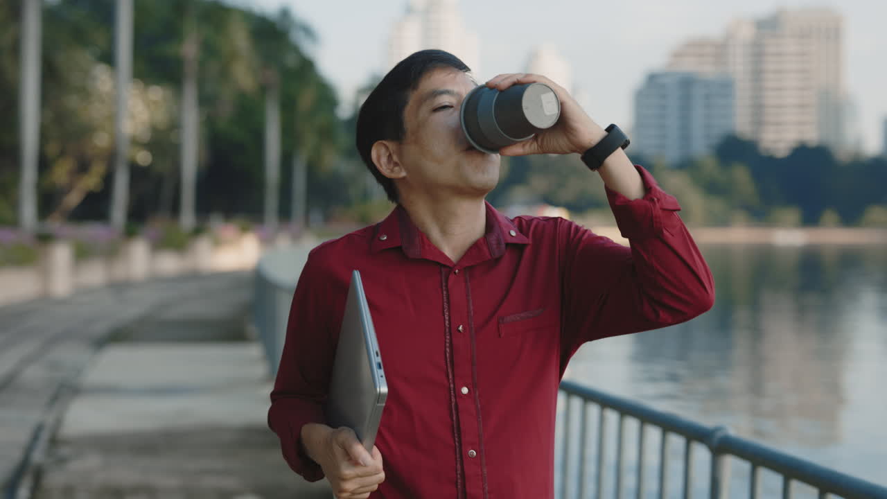 바에서 커피 휴식을 취하는 사업가