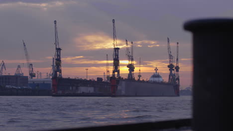 muelles del puerto de hamburgo con puesta de sol escénica en cámara lenta