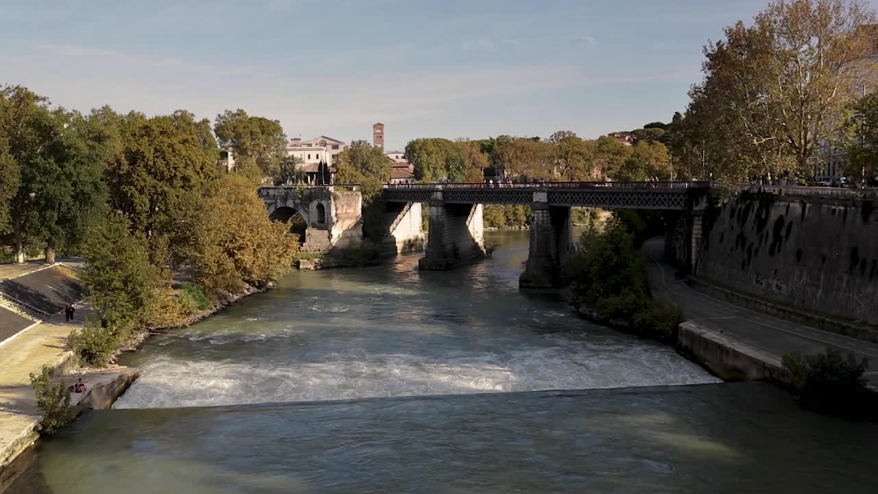 로마의 테베레 강 폭포에 대한 정적 와이드 샷