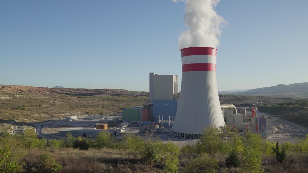 la central eléctrica de carbón, las torres de refrigeración que emiten humo, vapor, día soleado.