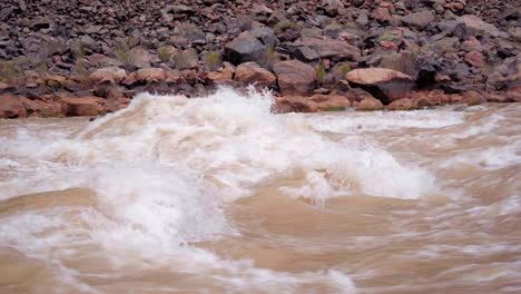 El-Río-Colorado-Corriendo-Rápidos-Que-Fluyen-A-Través-Del-Gran-Cañón---Cierre-Aislado