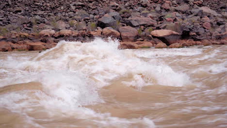 el río colorado corriendo rápidos que fluyen a través del gran cañón - aislado de cerca