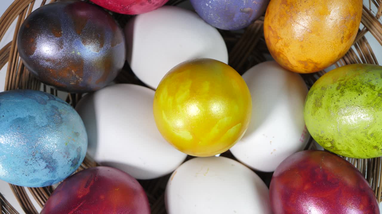 색 계란 바구니에 회전