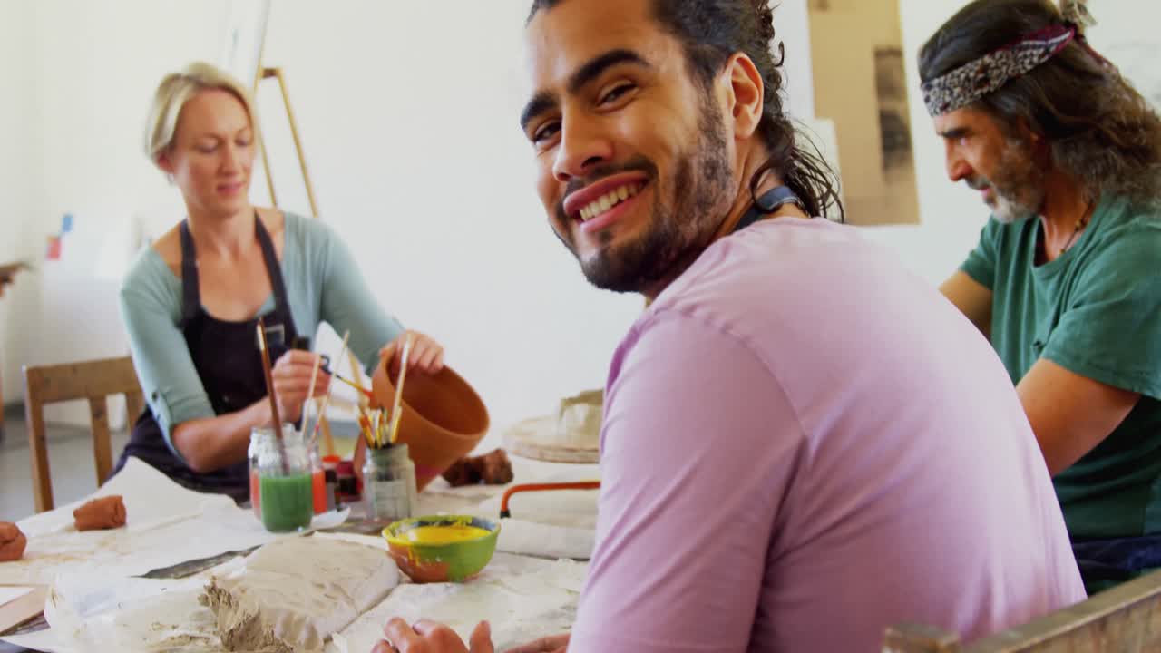 artistas trabajando juntos en la mesa 4k