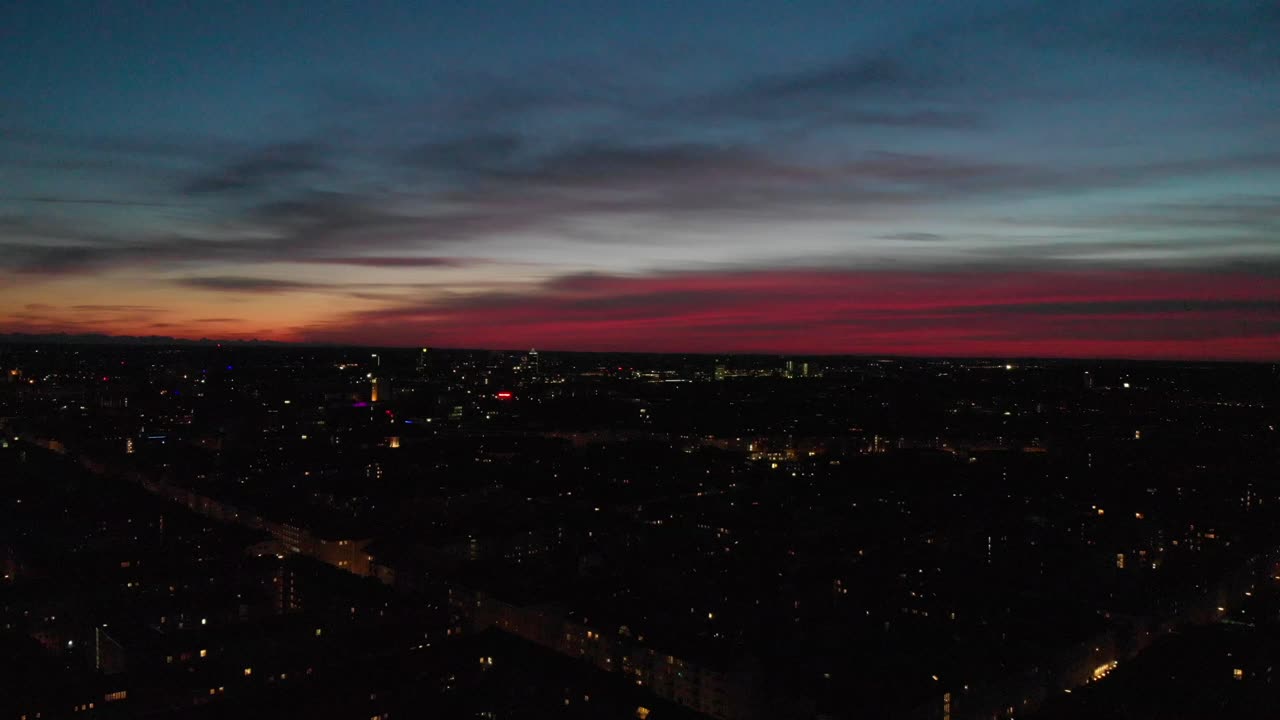 무인 항공기 4k로 아름다운 붉은 분홍색 뮌헨 황혼의 전망
