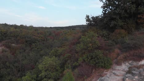 Langsames,-Episches-Luftdrohnen-Rückwärtsvideo-über-Interessantem-Solidem-Felsen-In-Der-Sonnenuntergangsstunde-Mit-Wunderschöner-Waldumgebung