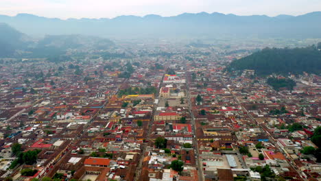 Reveladora-Toma-Aerea-De-San-Cristobal-De-Las-Casas-Mexico,-Calles-Y-Edificios