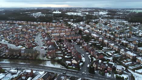 Schneebedecktes-Luftdorf-Wohngegend-Winter-Gefrorene-Nordwesthäuser-Und-Straßen-Folgen-Dem-Linken-Dolly