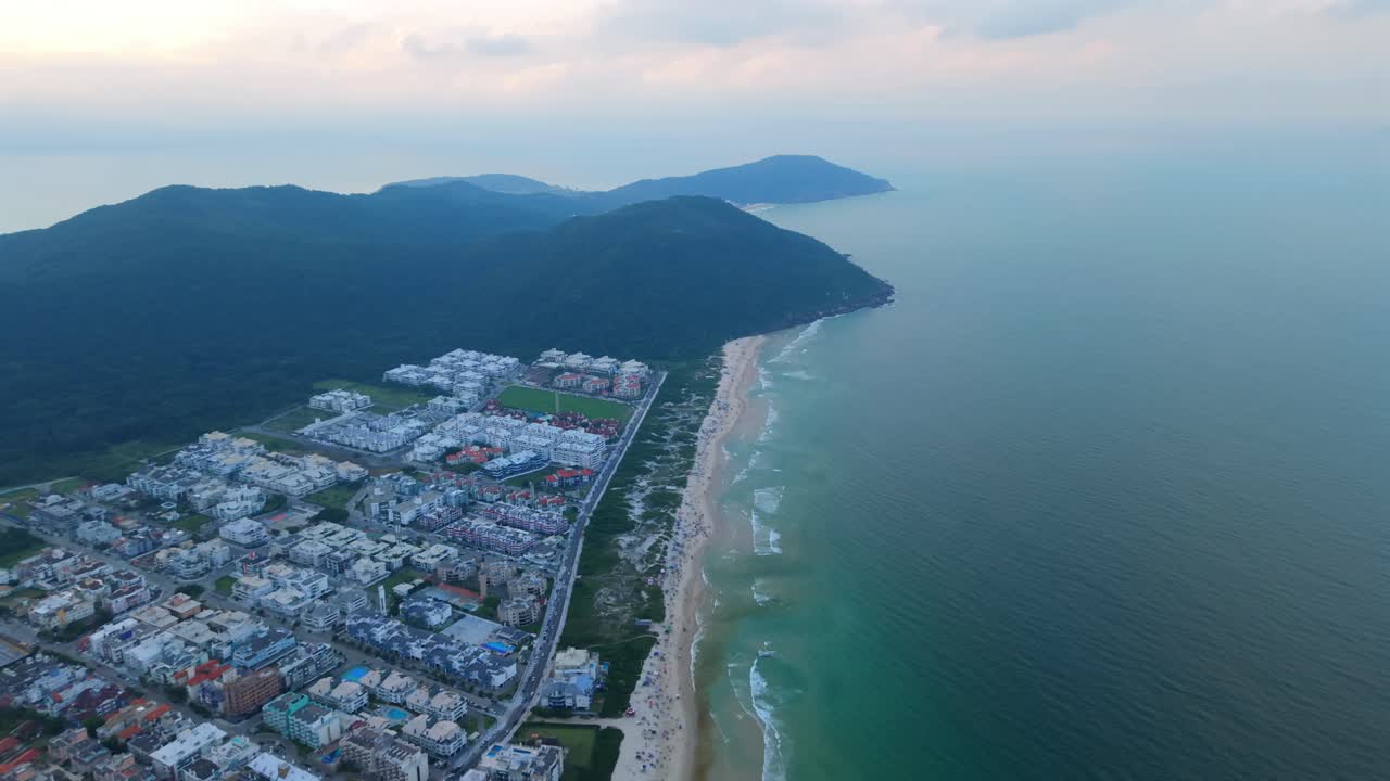 Cống thoát nước mưa xả vào Đại Tây Dương nhìn từ trên cao, tại Praia dos Ingleses, Santa Catarina, Brazil
