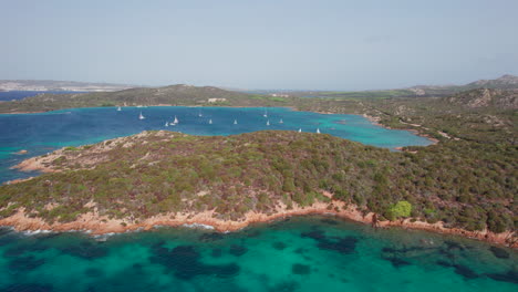 Wunderschöne-Luftaufnahme-Von-Segelbooten,-Die-Auf-Der-Insel-Caprera-Auf-Sardinien-Segeln