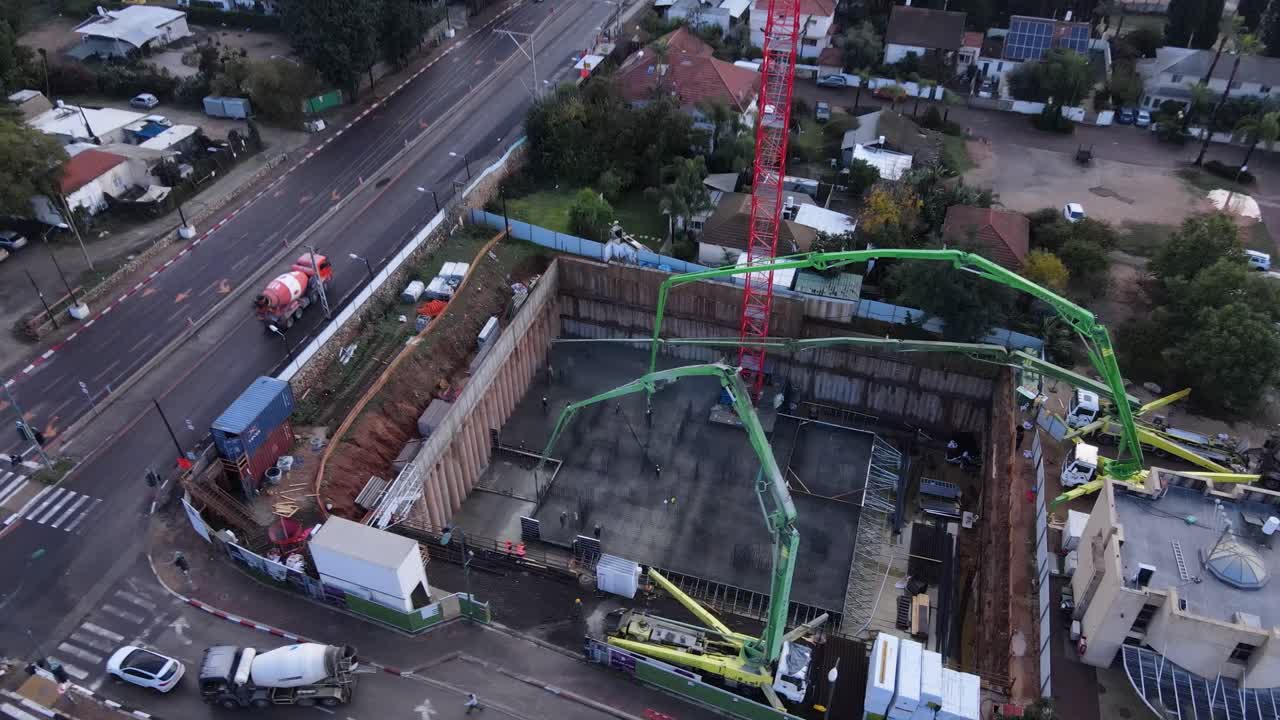 vista aérea panorámica de rascacielos en construcción con vistas a la ciudad, tel aviv, israel
