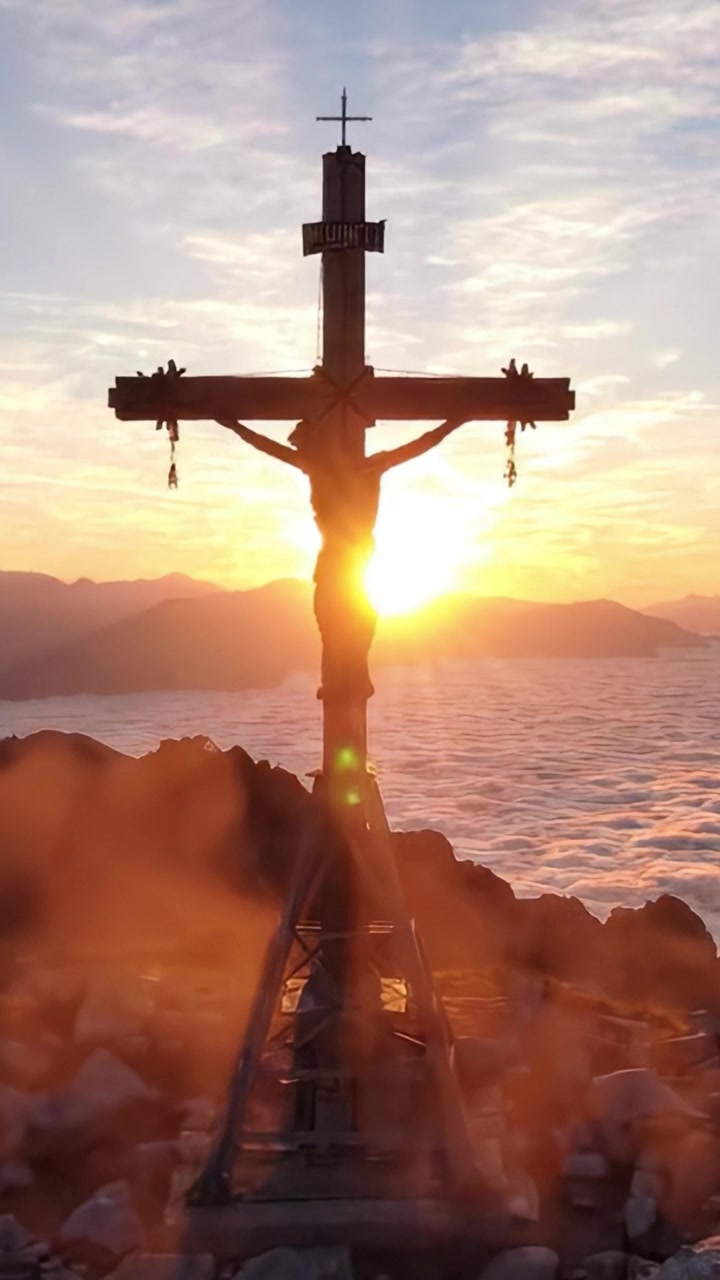 Un majestuoso atardecer proyectando tonos dorados sobre una cruz: Un símbolo atemporal de fe y reflexión contra el telón de fondo del esplendor de la naturaleza.