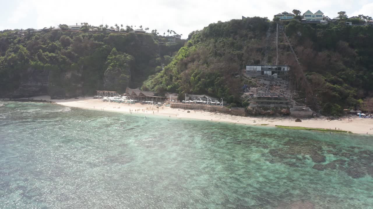 인도네시아 발리 (bali) 의 멜라스티 해변 (melasti beach) 에서 촬영된 영화, 드론으로 4k에서 d-log 모드로 촬영되었다.