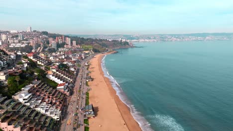 Drohne-Fliegt-An-Einem-Sonnigen-Sommertag-über-Die-Chilenische-Küste-Von-Reñaca,-Valparaiso