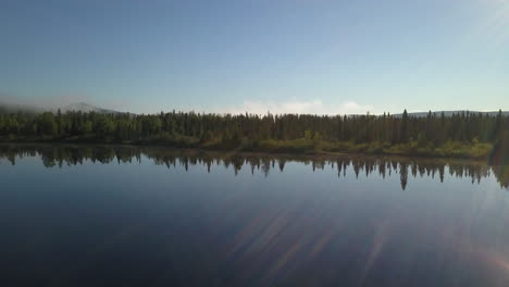 Luftaufnahme-Nach-Links-über-Einen-Ruhigen,-Bewässerten-See-Mit-Blick-Auf-Einen-Wunderschönen-Wald-Im-Norden-Von-Ontario,-Kanada