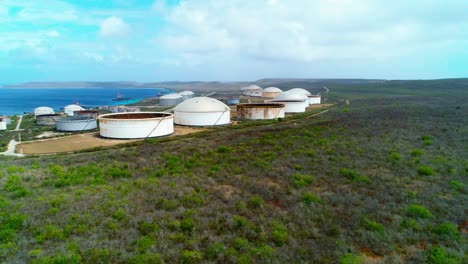 revelación aérea de 4k de tanques de almacenamiento de petróleo y silos, terminal de petróleo de bullenbaai en curacao