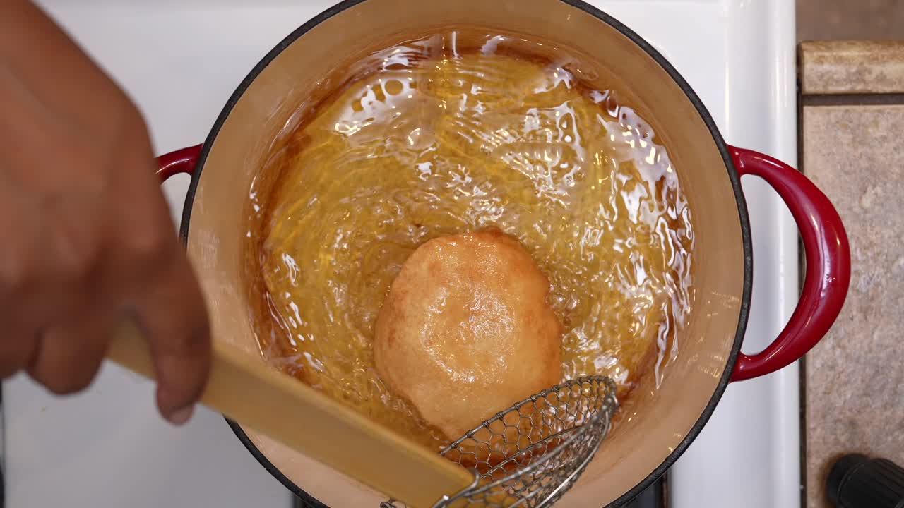 vista de arriba hacia abajo de la freída de la masa de pan bhatura india en aceite caliente - serie chana masala