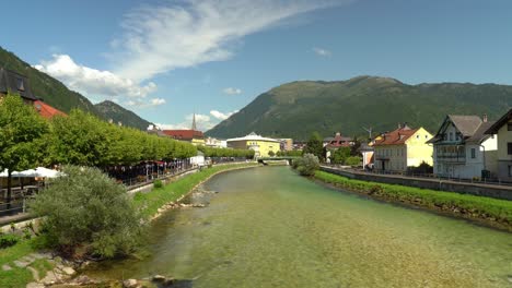 hermosa ciudad balnearia bad ischl con tren fluvial