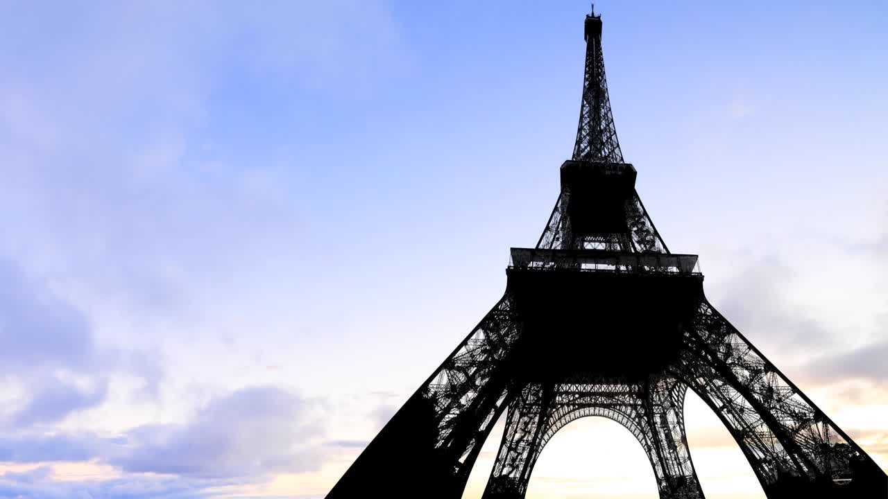 el lapso de tiempo de la puesta de sol en el cielo de parís