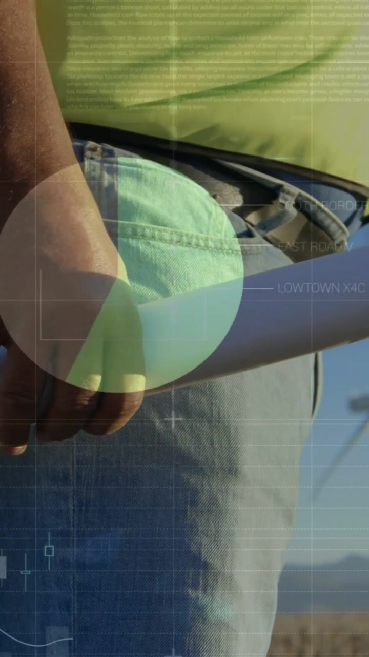 Video verticale: Tecnico che muove le mani su un tubo, con overlay HUD che appaiono sopra la vita mostrando dati sull'energia eolica.