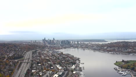 vista aérea de la unión del lago que conecta varios vecindarios de seattle en un día nublado