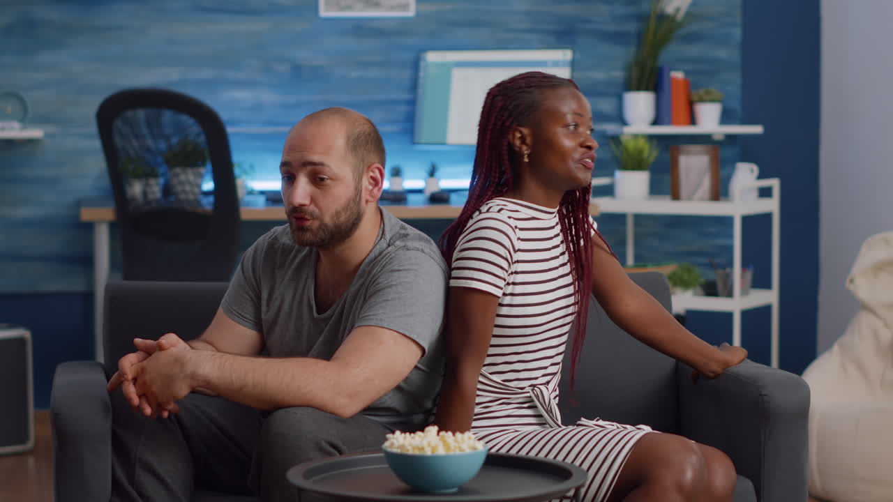 Casal inter-racial furioso com problemas de relacionamento