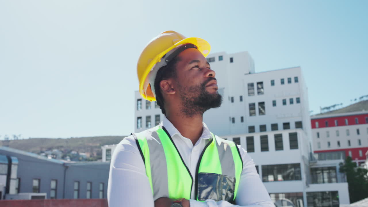 ingeniería orgulloso hombre negro con planificación al aire libre